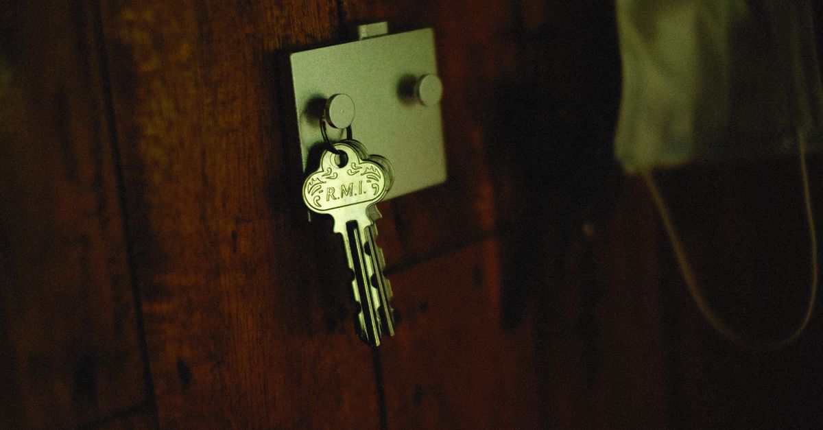 How Do I Know if a Locksmith Is Legit? 7 Red Flags to Watch For — Downtown Locksmith Chicago