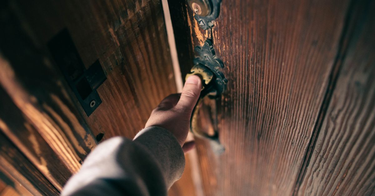 locksmith hands door — Downtown Locksmith Chicago